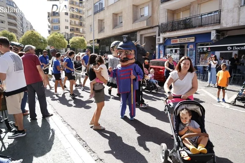 Cabezudos y charangas por el centro de Salamanca. Fotos: David Sañudo