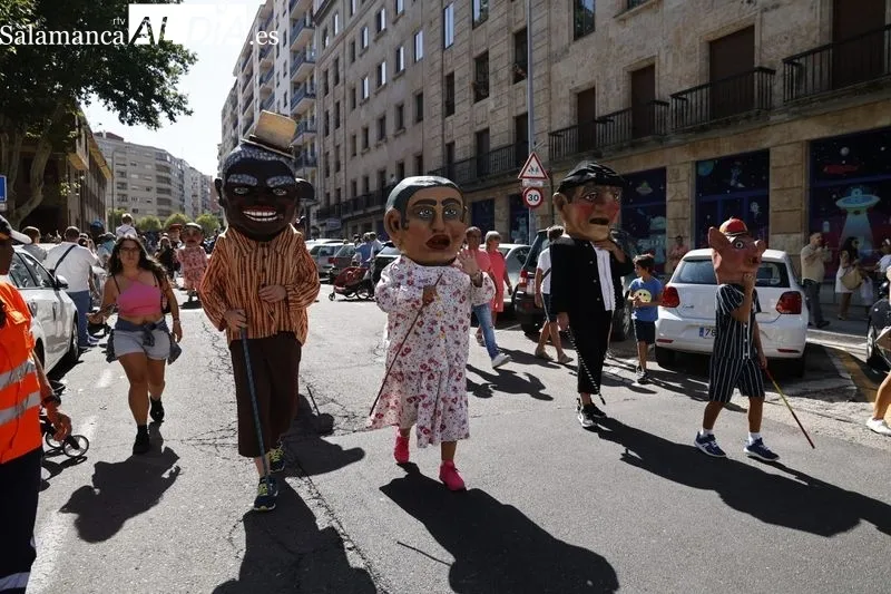 Cabezudos y charangas por el centro de Salamanca. Fotos: David Sañudo