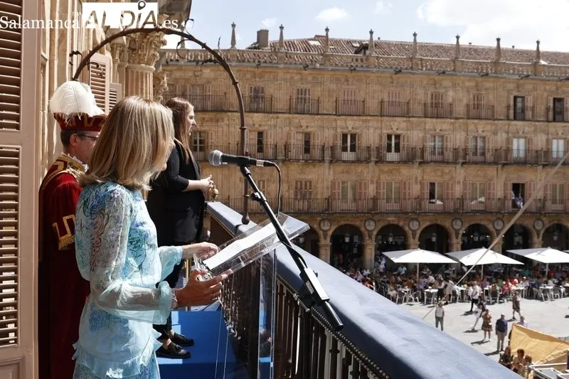 Pregón de María Victoria Mateos Manteca en la Plaza Mayor de Salamanca. Fotos: David Sañudo
