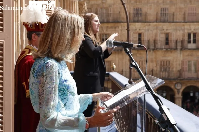 Pregón de María Victoria Mateos Manteca en la Plaza Mayor de Salamanca. Fotos: David Sañudo