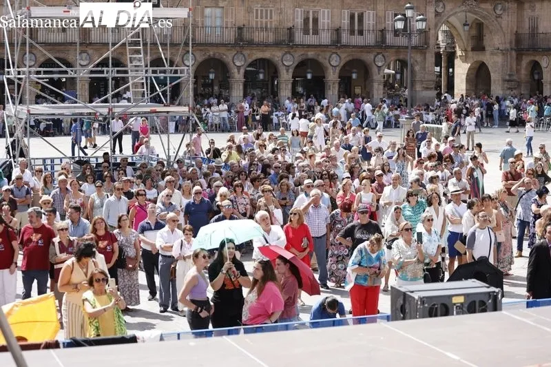 Pregón de María Victoria Mateos Manteca en la Plaza Mayor de Salamanca. Fotos: David Sañudo