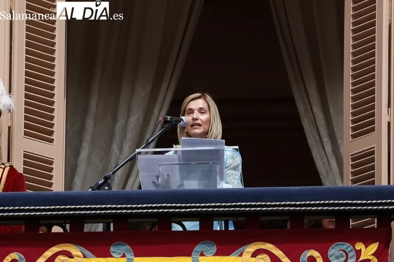 Pregón de María Victoria Mateos Manteca en la Plaza Mayor de Salamanca. Fotos: David Sañudo