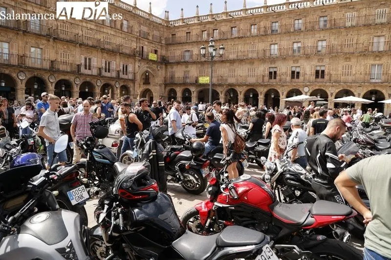 Los 'moteros' en la Plaza Mayor tras finalizar el recorrido por Salamanca. Fotos: David Sañudo