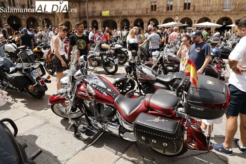 Los 'moteros' en la Plaza Mayor tras finalizar el recorrido por Salamanca. Fotos: David Sañudo