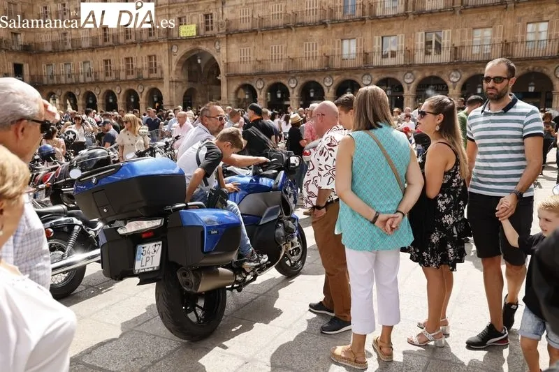 Los 'moteros' en la Plaza Mayor tras finalizar el recorrido por Salamanca. Fotos: David Sañudo