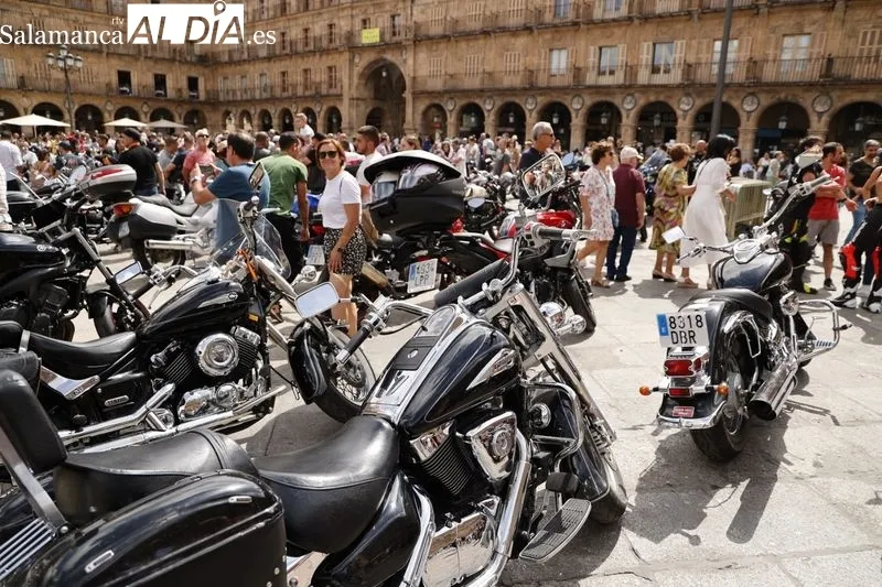 Los 'moteros' en la Plaza Mayor tras finalizar el recorrido por Salamanca. Fotos: David Sañudo