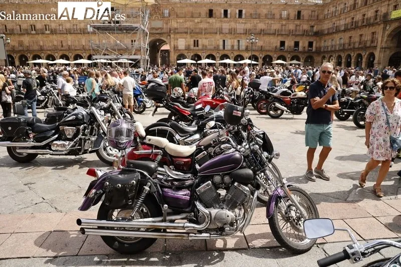 Los 'moteros' en la Plaza Mayor tras finalizar el recorrido por Salamanca. Fotos: David Sañudo