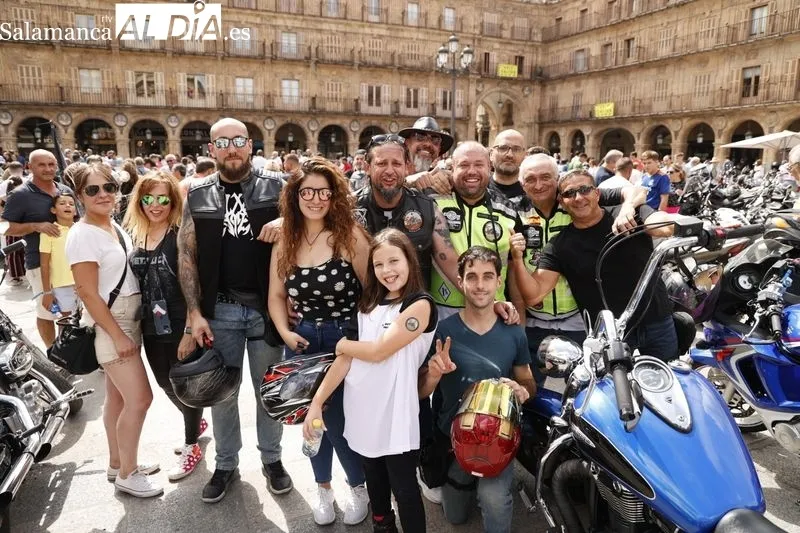 Los 'moteros' en la Plaza Mayor tras finalizar el recorrido por Salamanca. Fotos: David Sañudo