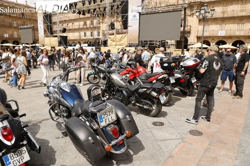 Los 'moteros' en la Plaza Mayor tras finalizar el recorrido por Salamanca. Fotos: David Sañudo