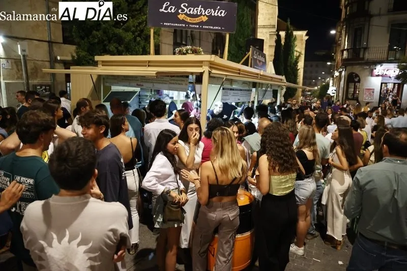 Clientes y camareros en las casetas de la Feria de Día en la Plaza del Mercado. Fotos: David Sañudo