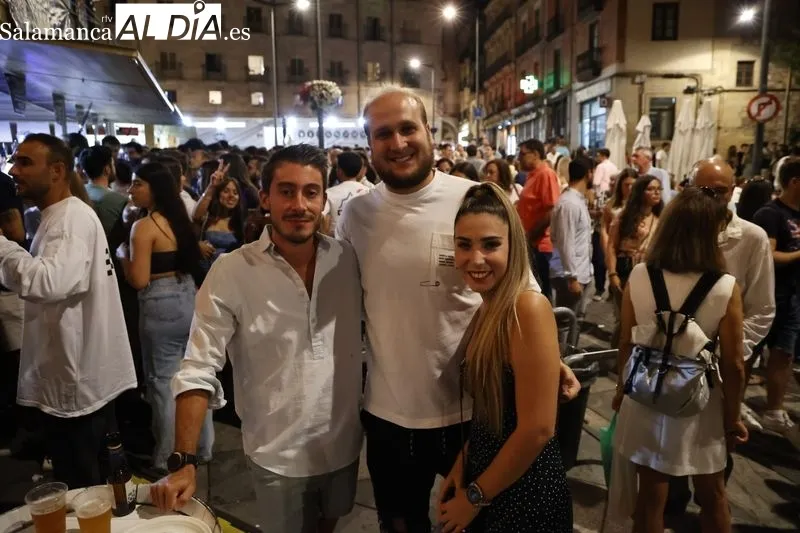Clientes y camareros en las casetas de la Feria de Día en la Plaza del Mercado. Fotos: David Sañudo