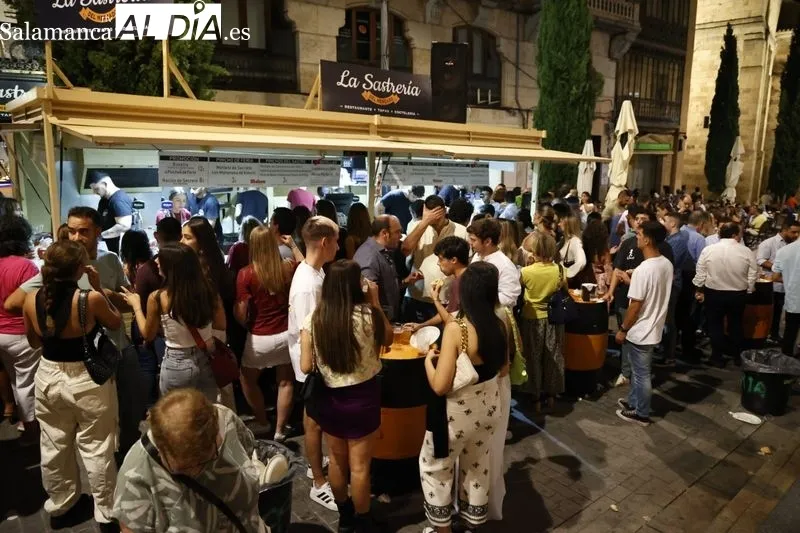 Clientes y camareros en las casetas de la Feria de Día en la Plaza del Mercado. Fotos: David Sañudo