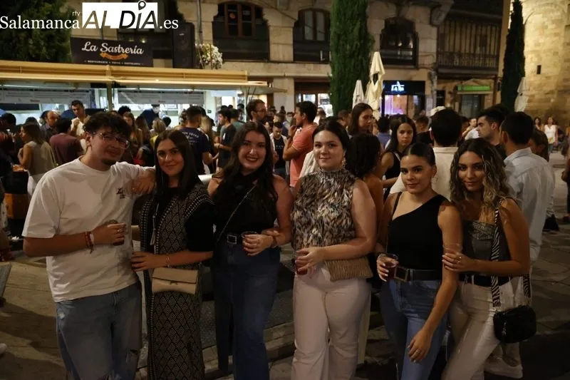Clientes y camareros en las casetas de la Feria de Día en la Plaza del Mercado. Fotos: David Sañudo