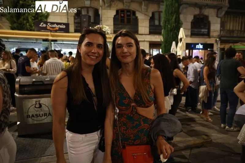 Clientes y camareros en las casetas de la Feria de Día en la Plaza del Mercado. Fotos: David Sañudo
