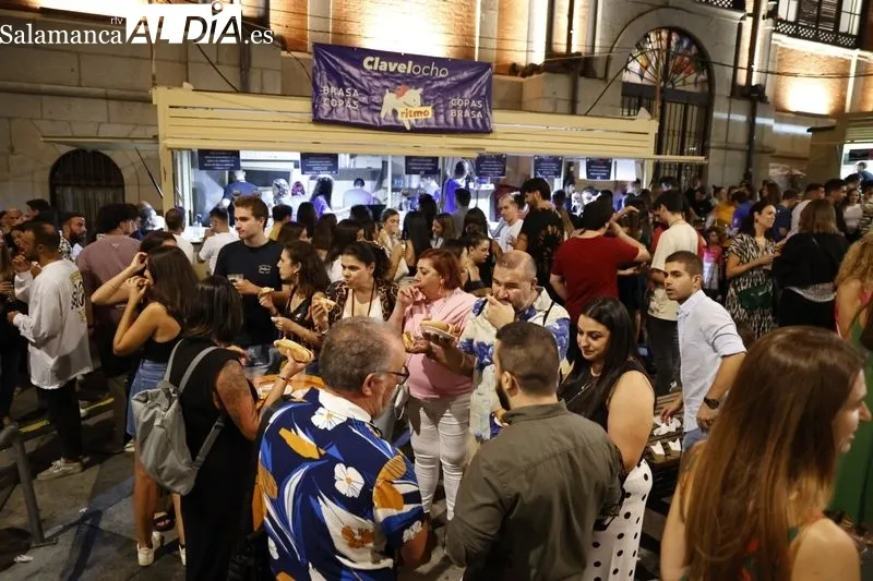 Clientes y camareros en las casetas de la Feria de Día en la Plaza del Mercado. Fotos: David Sañudo