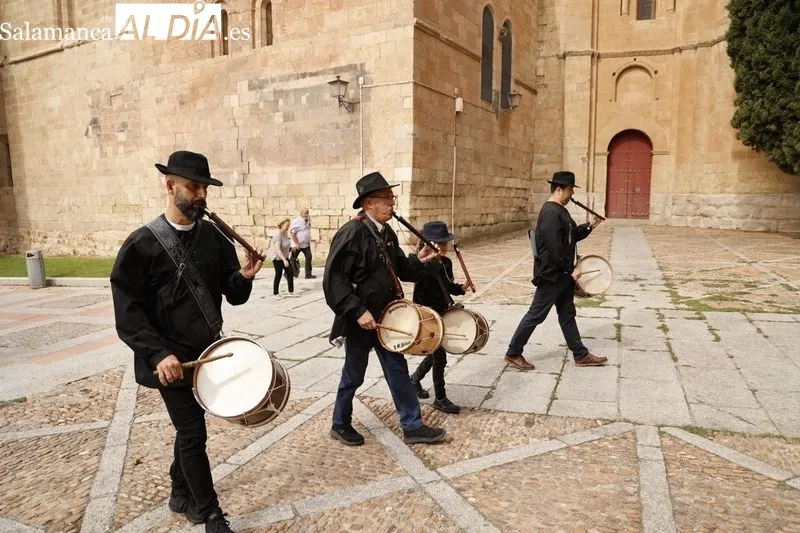Foto 3 - El Folclore Charro, muy presente gracias al pasacalles realizado por los tamborileros