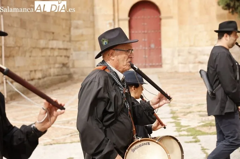 Foto 4 - El Folclore Charro, muy presente gracias al pasacalles realizado por los tamborileros