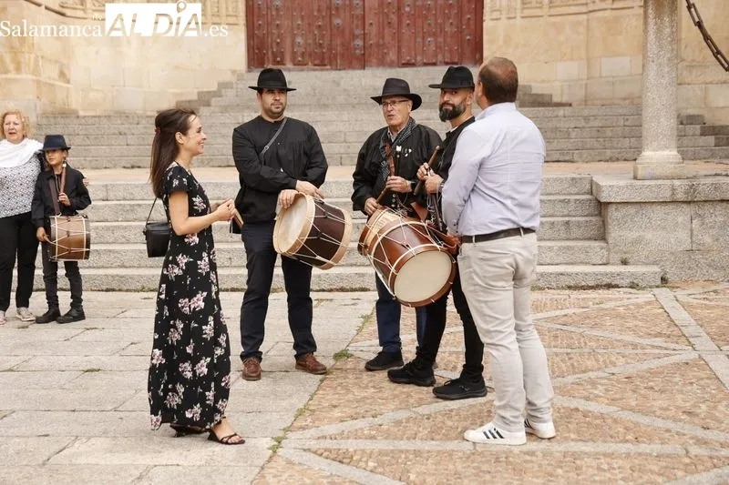 Foto 5 - El Folclore Charro, muy presente gracias al pasacalles realizado por los tamborileros