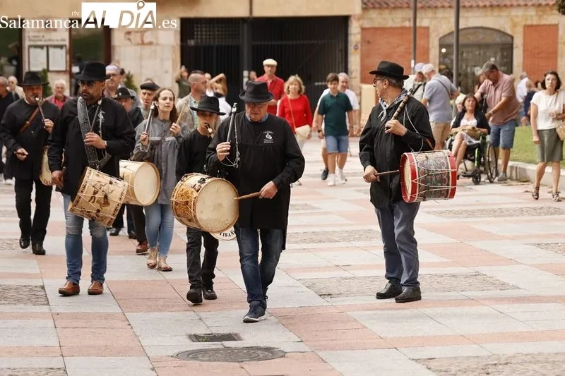 Foto 8 - El Folclore Charro, muy presente gracias al pasacalles realizado por los tamborileros