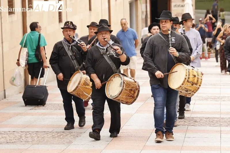 Foto 9 - El Folclore Charro, muy presente gracias al pasacalles realizado por los tamborileros