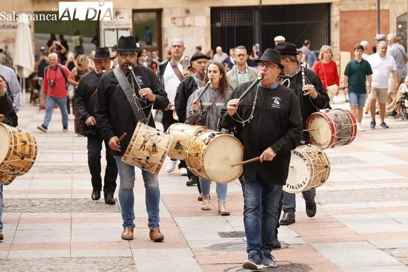 Foto 10 - El Folclore Charro, muy presente gracias al pasacalles realizado por los tamborileros
