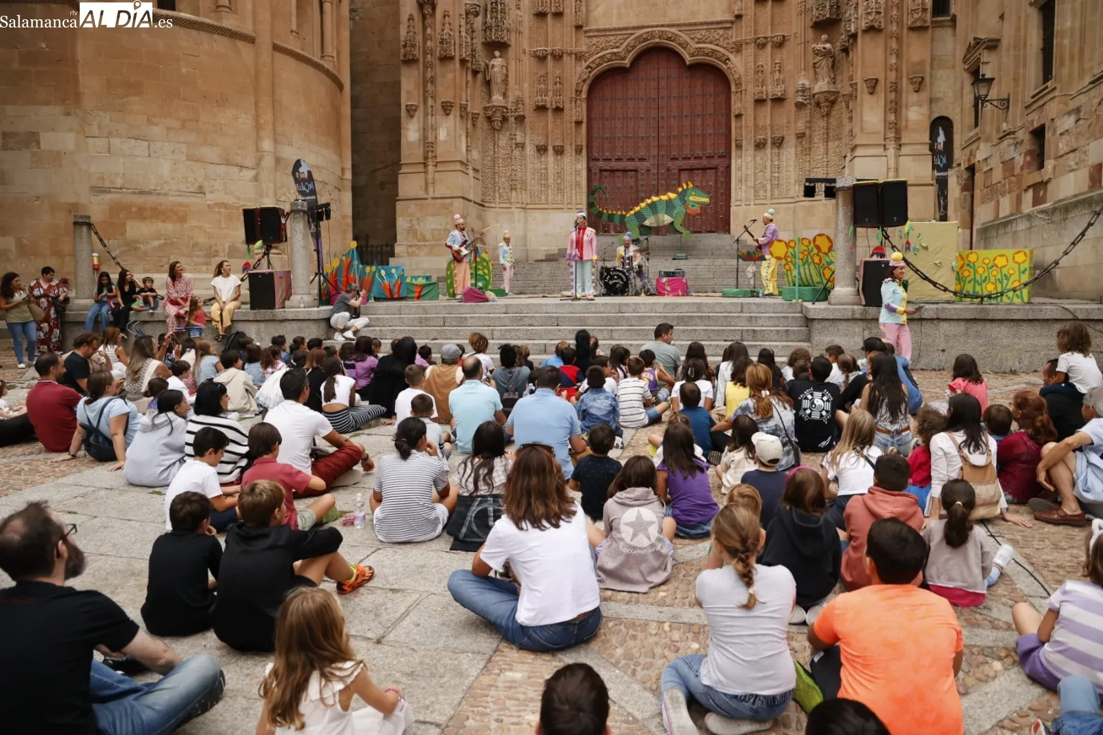 Foto 2 - La Compa&ntilde;&iacute;a Titiriteros de Bin&eacute;far divierte a los m&aacute;s peque&ntilde;os en el Patio Chico