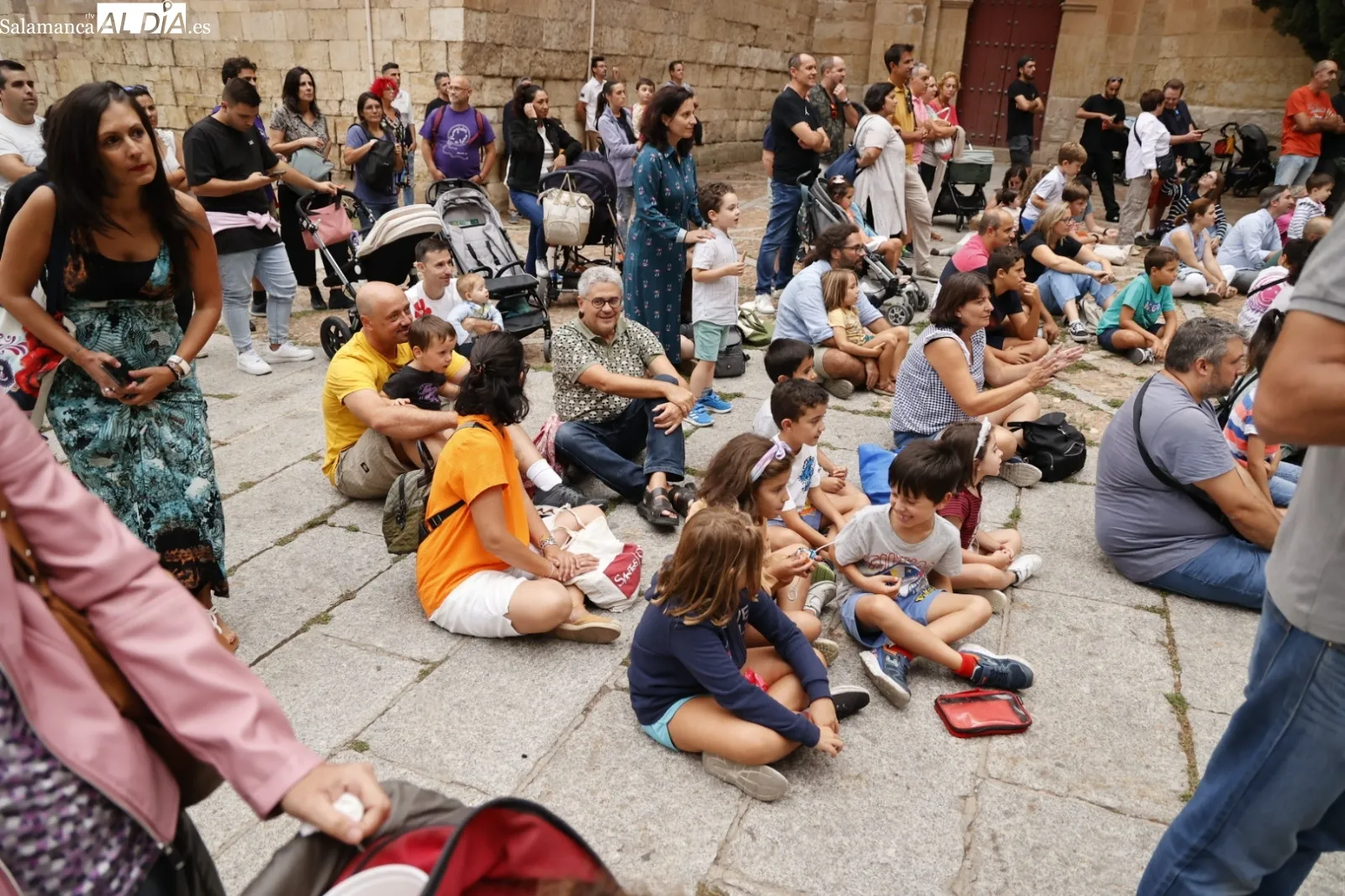 Foto 4 - La Compa&ntilde;&iacute;a Titiriteros de Bin&eacute;far divierte a los m&aacute;s peque&ntilde;os en el Patio Chico