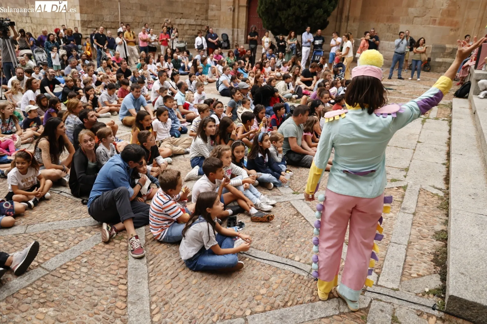 Foto 7 - La Compa&ntilde;&iacute;a Titiriteros de Bin&eacute;far divierte a los m&aacute;s peque&ntilde;os en el Patio Chico