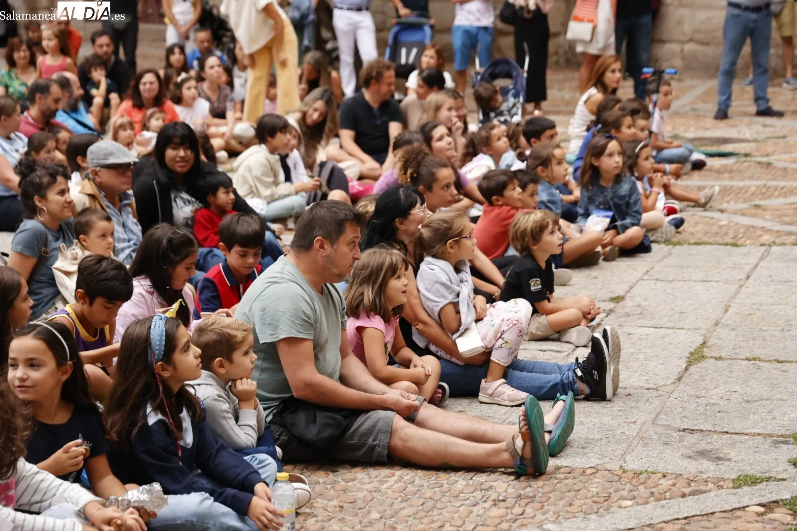 Foto 8 - La Compa&ntilde;&iacute;a Titiriteros de Bin&eacute;far divierte a los m&aacute;s peque&ntilde;os en el Patio Chico