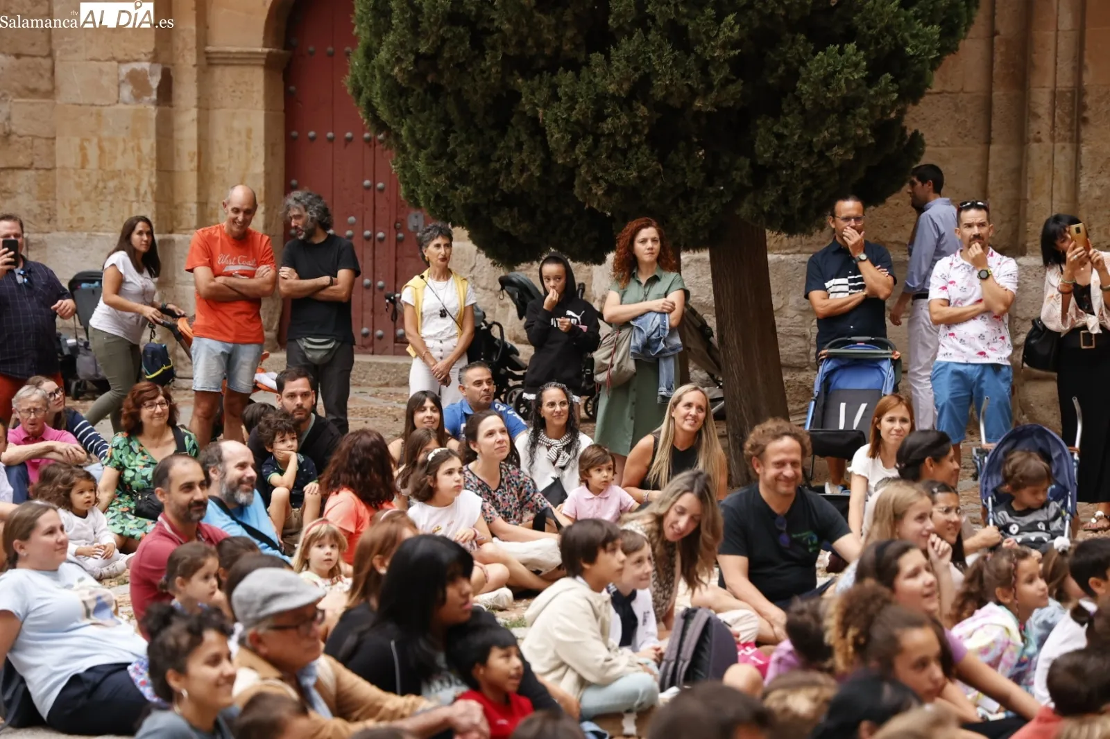 Foto 11 - La Compa&ntilde;&iacute;a Titiriteros de Bin&eacute;far divierte a los m&aacute;s peque&ntilde;os en el Patio Chico
