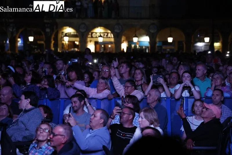 Foto 4 - Una Plaza Mayor abarrotada vibra con Mal&uacute;