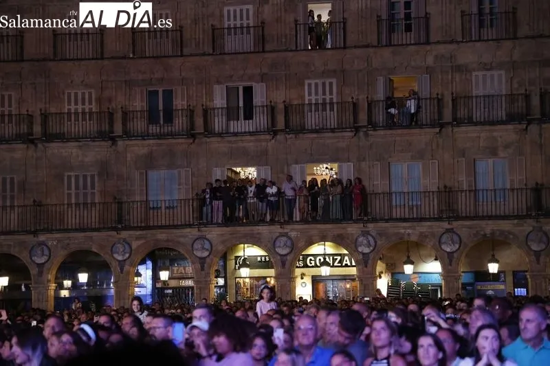 Foto 6 - Una Plaza Mayor abarrotada vibra con Mal&uacute;