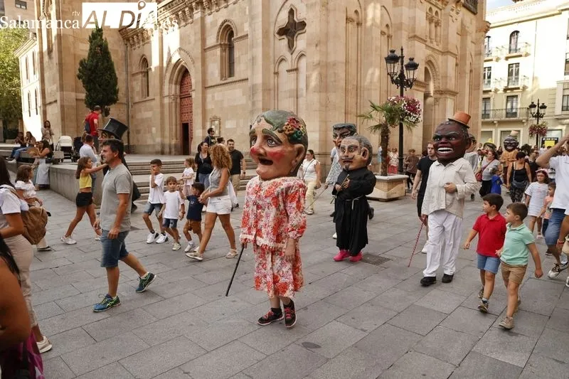 Foto 17 - Cabezudos a ritmo de charanga para divertir a ni&ntilde;os y adultos por las calles salmantinas