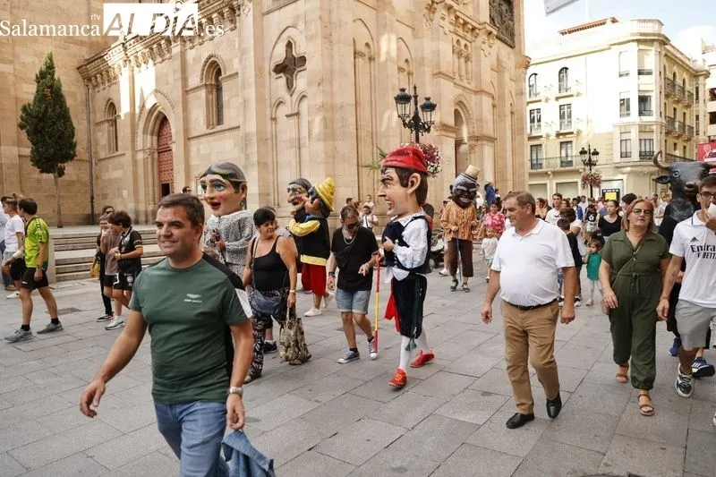 Foto 14 - Cabezudos a ritmo de charanga para divertir a ni&ntilde;os y adultos por las calles salmantinas