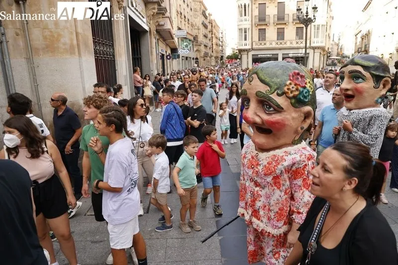 Foto 12 - Cabezudos a ritmo de charanga para divertir a ni&ntilde;os y adultos por las calles salmantinas