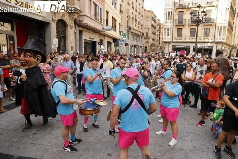 Foto 10 - Cabezudos a ritmo de charanga para divertir a ni&ntilde;os y adultos por las calles salmantinas