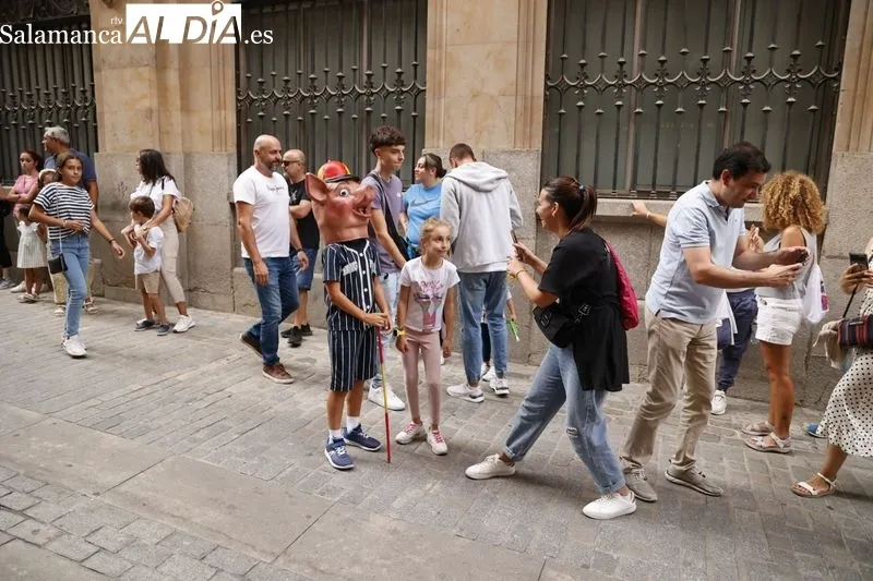 Foto 8 - Cabezudos a ritmo de charanga para divertir a ni&ntilde;os y adultos por las calles salmantinas