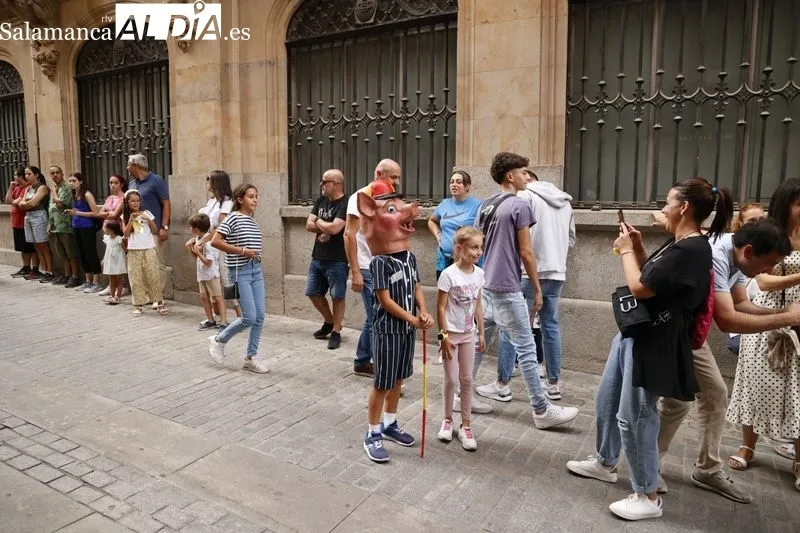 Foto 7 - Cabezudos a ritmo de charanga para divertir a ni&ntilde;os y adultos por las calles salmantinas