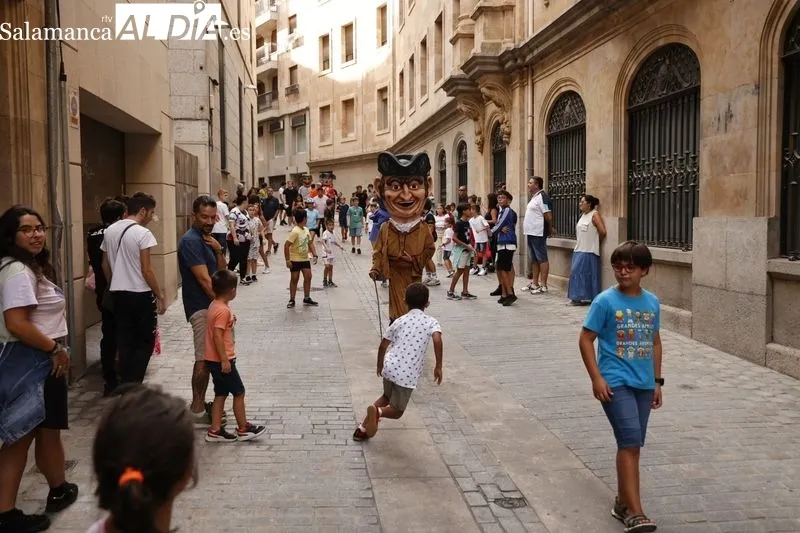 Foto 6 - Cabezudos a ritmo de charanga para divertir a ni&ntilde;os y adultos por las calles salmantinas