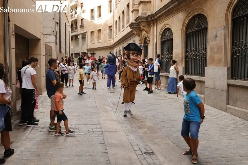 Foto 5 - Cabezudos a ritmo de charanga para divertir a ni&ntilde;os y adultos por las calles salmantinas