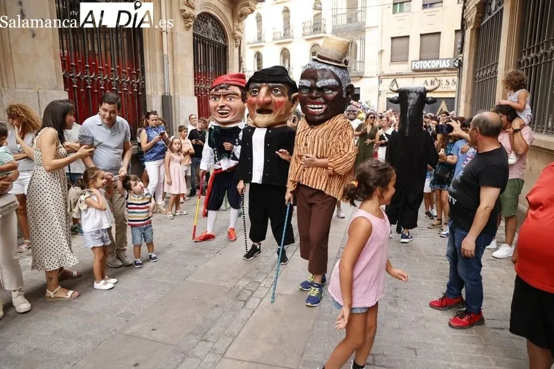 Foto 4 - Cabezudos a ritmo de charanga para divertir a ni&ntilde;os y adultos por las calles salmantinas