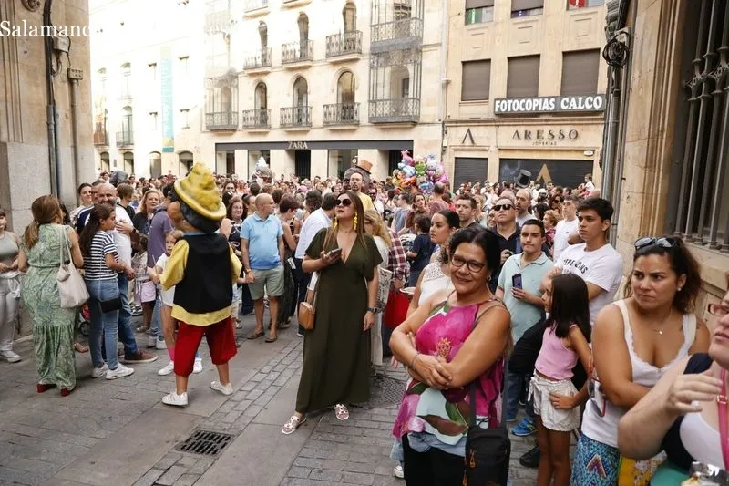 Foto 3 - Cabezudos a ritmo de charanga para divertir a ni&ntilde;os y adultos por las calles salmantinas