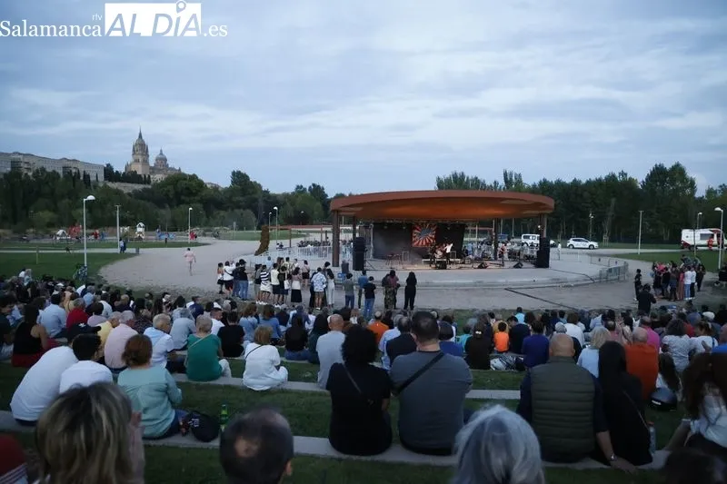 Foto 4 - El rock and roll de Carameloraro hace vibrar al parque Elio Antonio de Nebrija