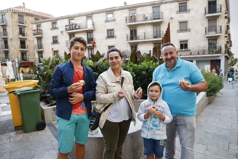 Foto 17 - Los m&aacute;s valientes desaf&iacute;an al mal tiempo y disfrutan de las casetas de la R&uacute;a Mayor