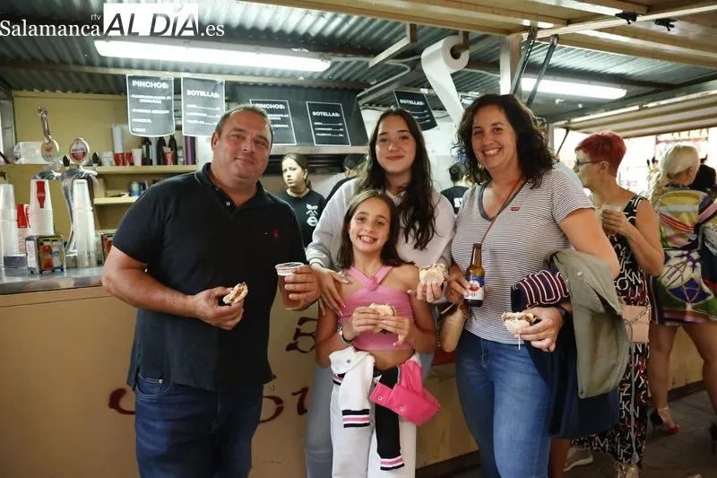 Foto 14 - Los m&aacute;s valientes desaf&iacute;an al mal tiempo y disfrutan de las casetas de la R&uacute;a Mayor