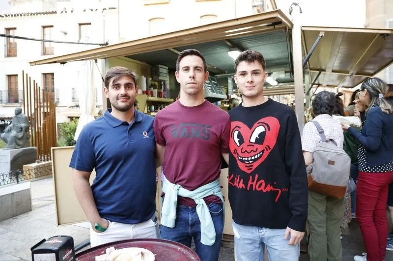 Foto 8 - Los m&aacute;s valientes desaf&iacute;an al mal tiempo y disfrutan de las casetas de la R&uacute;a Mayor