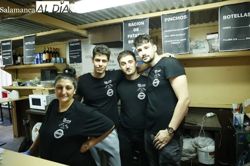 Foto 5 - Los m&aacute;s valientes desaf&iacute;an al mal tiempo y disfrutan de las casetas de la R&uacute;a Mayor