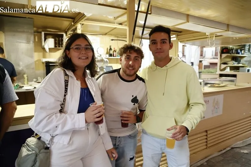 Foto 2 - Los m&aacute;s valientes desaf&iacute;an al mal tiempo y disfrutan de las casetas de la R&uacute;a Mayor