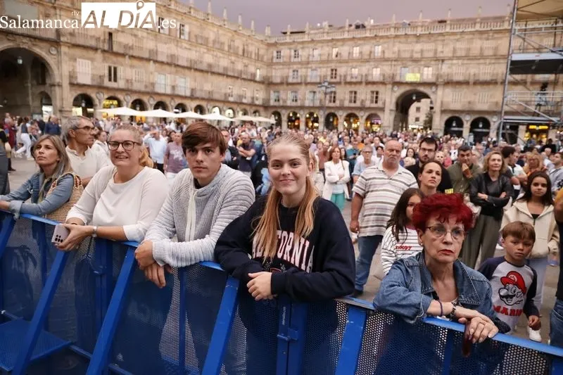 Foto 4 - El concierto de Bob Sands Big Band y Marina Ferrer centran las miradas en la Plaza Mayor