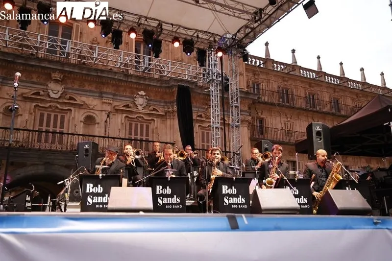 Foto 13 - El concierto de Bob Sands Big Band y Marina Ferrer centran las miradas en la Plaza Mayor